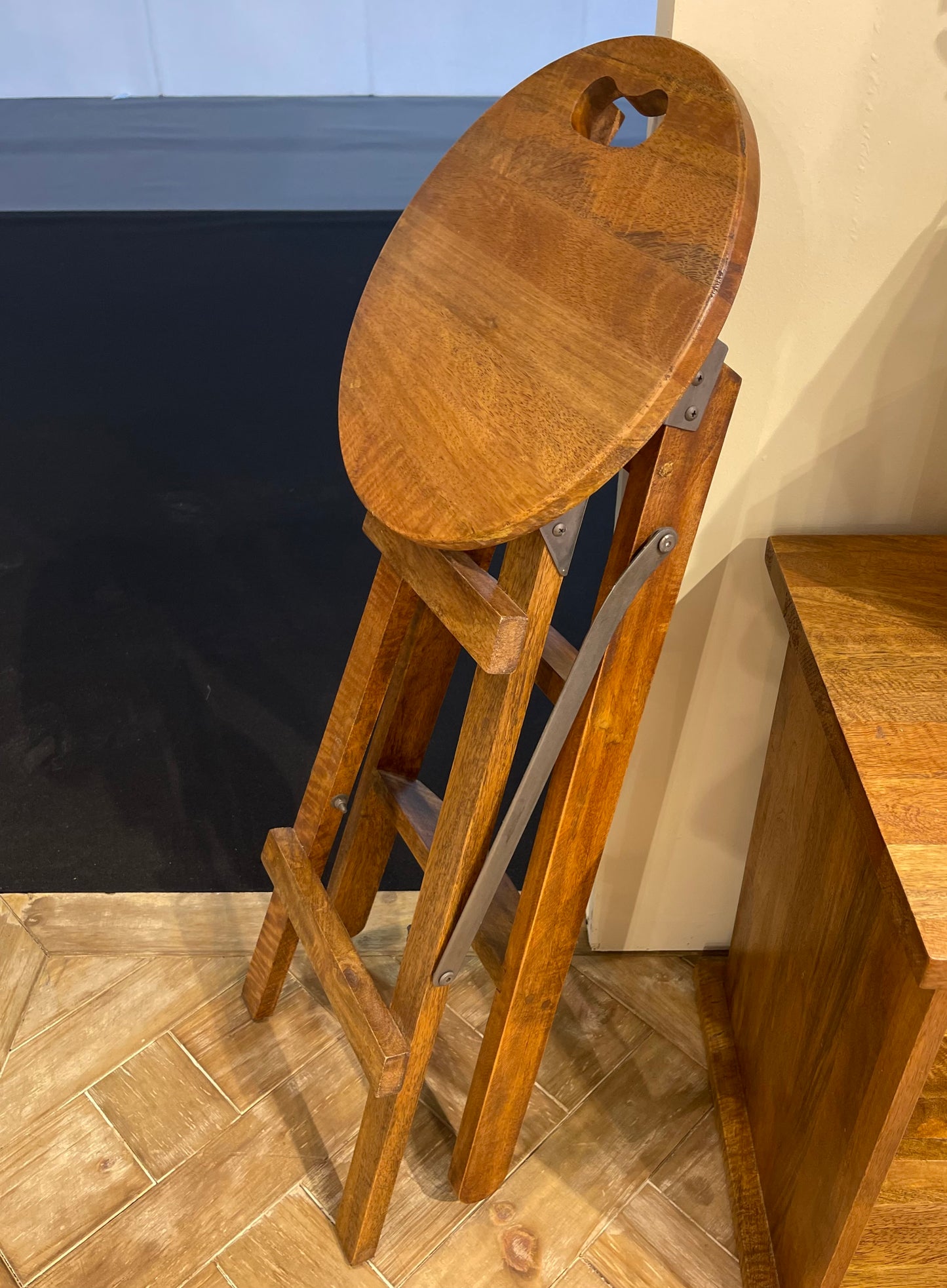Mango wood stepladder bar stool