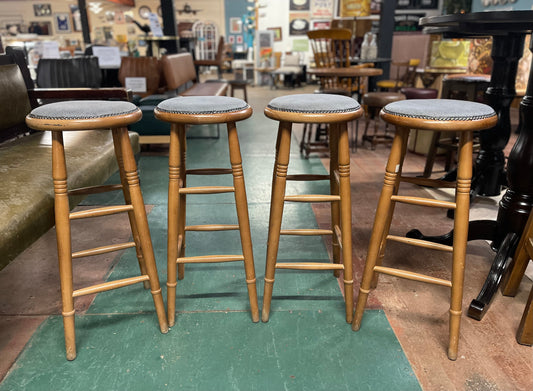 Set of 4 pub bar stools with light wood frames