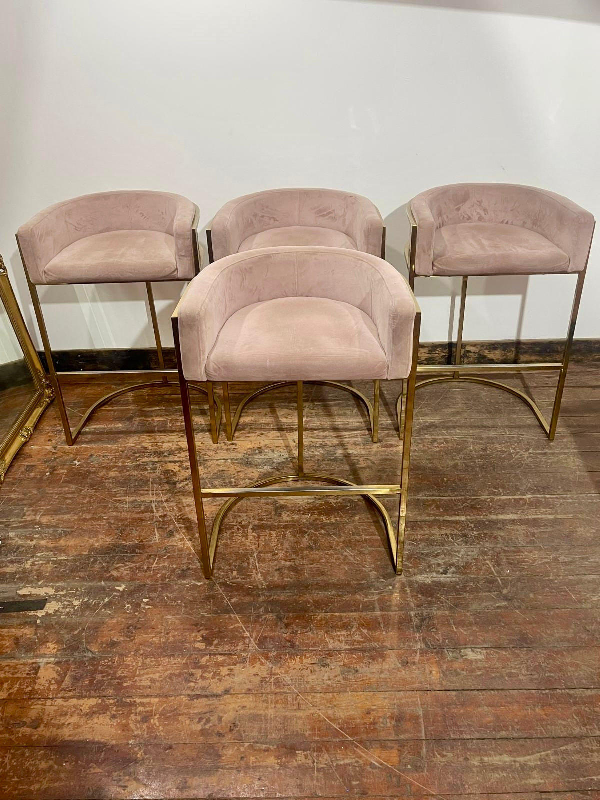 Round Black Pedestal Table & 4 Pink Velvet Gold Frame Bar Stools Set