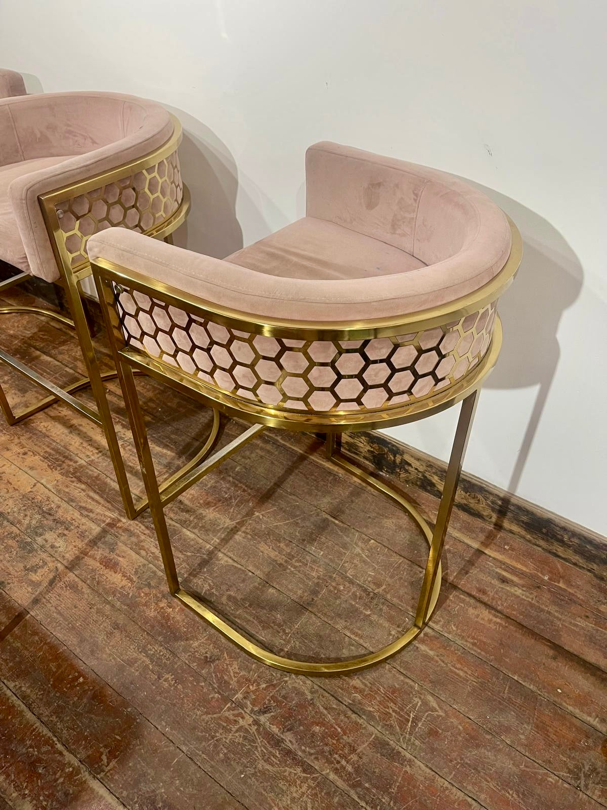 Round Black Pedestal Table & 4 Pink Velvet Gold Frame Bar Stools Set