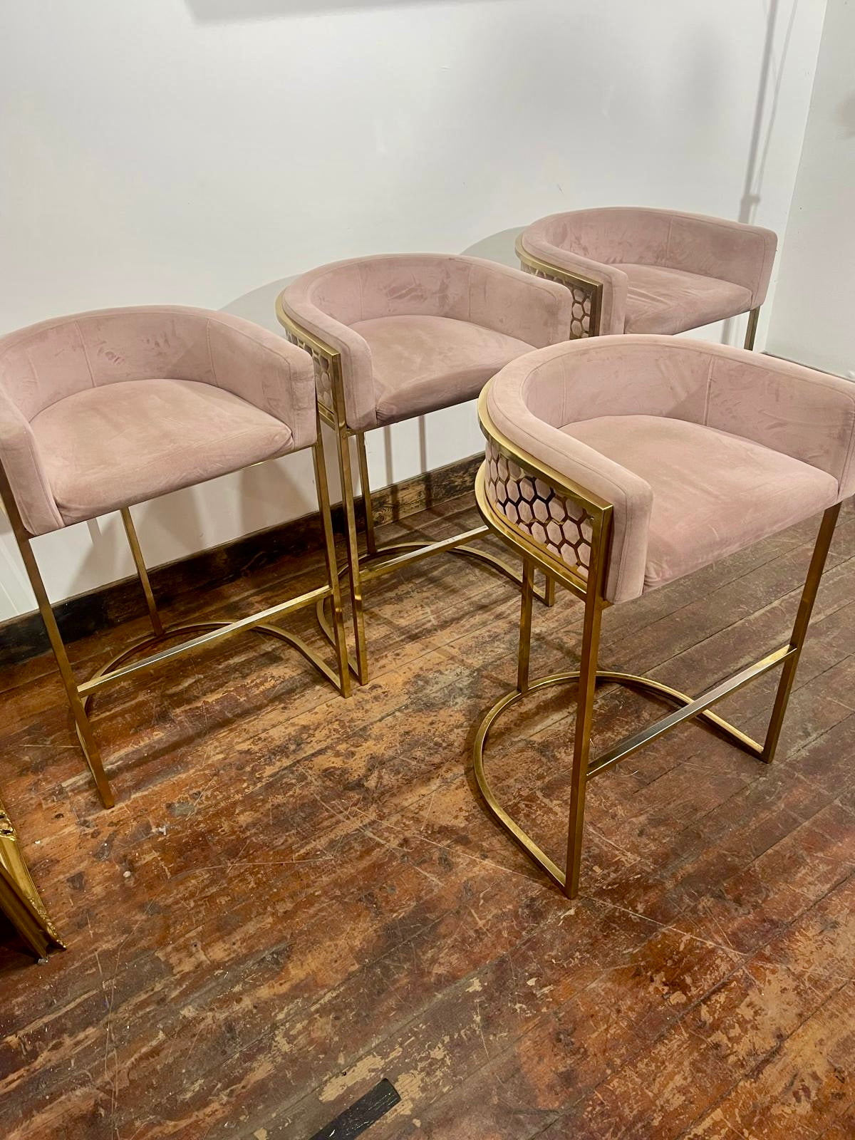 Round Black Pedestal Table & 4 Pink Velvet Gold Frame Bar Stools Set