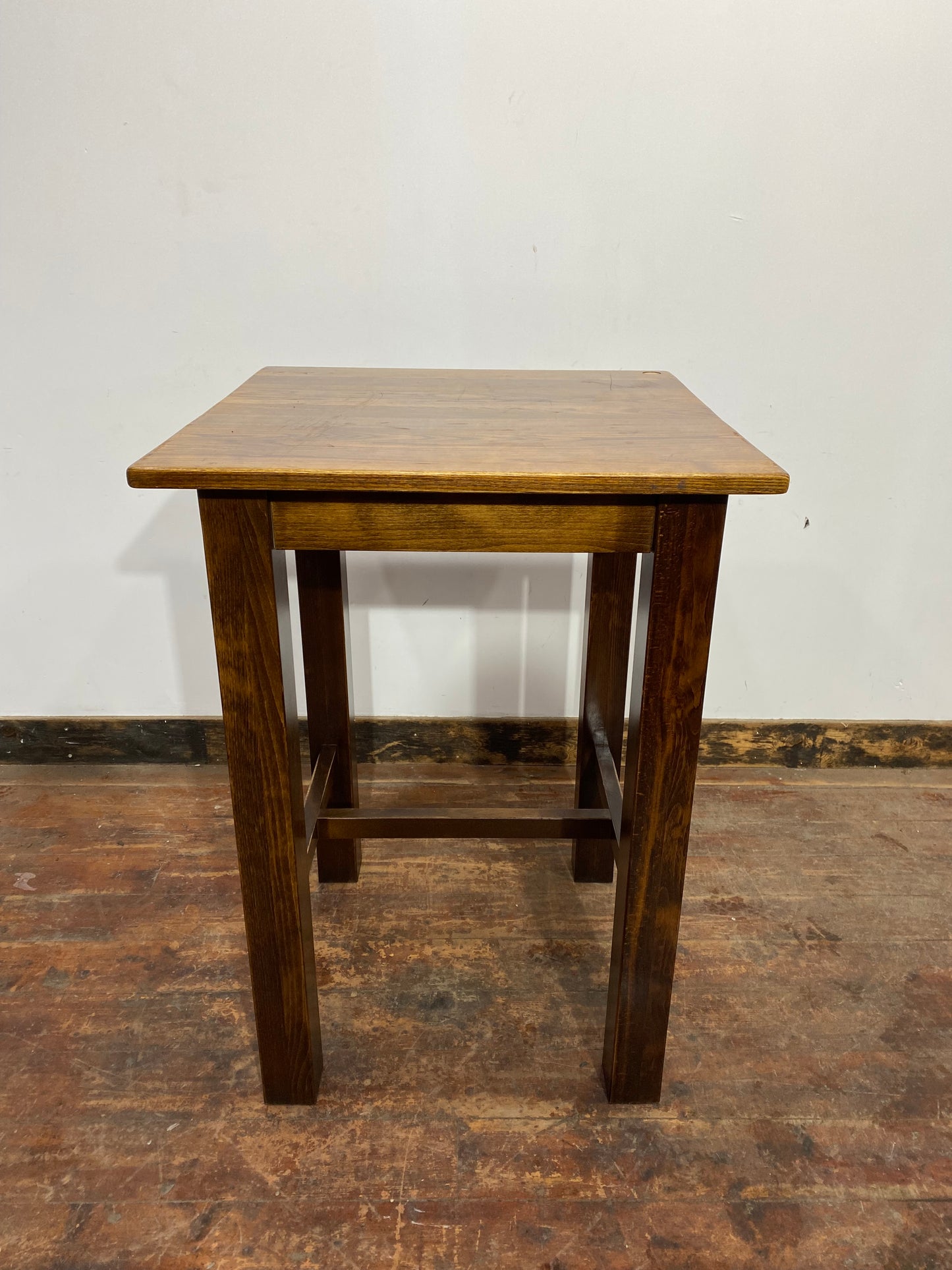 Traditional high/poseur table